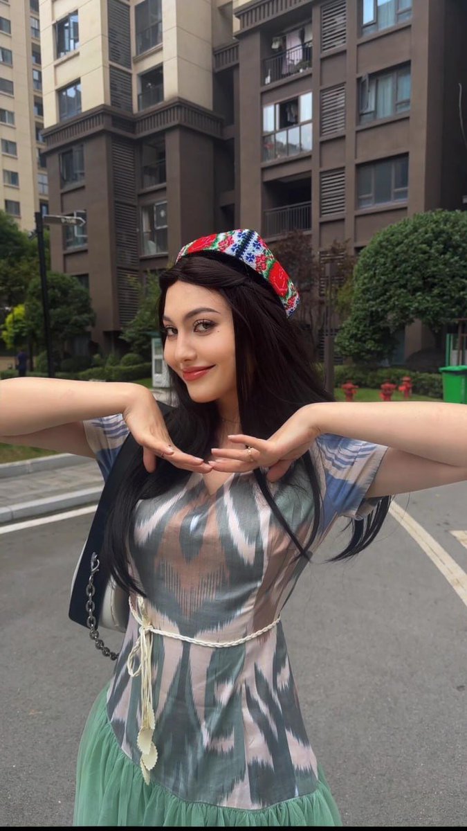 编号370 干娘投稿新疆姑娘32岁，原来我眼睛这么大，笑容这么甜！平时还是爱做抓饭、烤肉，跳麦西来甫，穿艾德莱斯绸自拍（尕尕必须戴！）日子自在，但缺个能一起吃手抓饭、看天山日落、聊心事的靠谱他。
新疆女孩的热情你接得住吗？有缘就一起去草原骑马来聊聊？#新疆