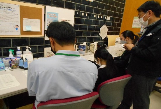 【インターンシップ】２月３日から札幌市内の大学生３名が道立図書館で #インターンシップ を行っています。道立図書館の役割や図書館の仕事について、講義や実習を通じて学びます。初日は2つの書庫をたっぷり見学し、午後からはカウンター業務や配架などの業務を体験しました。（企画支援課）