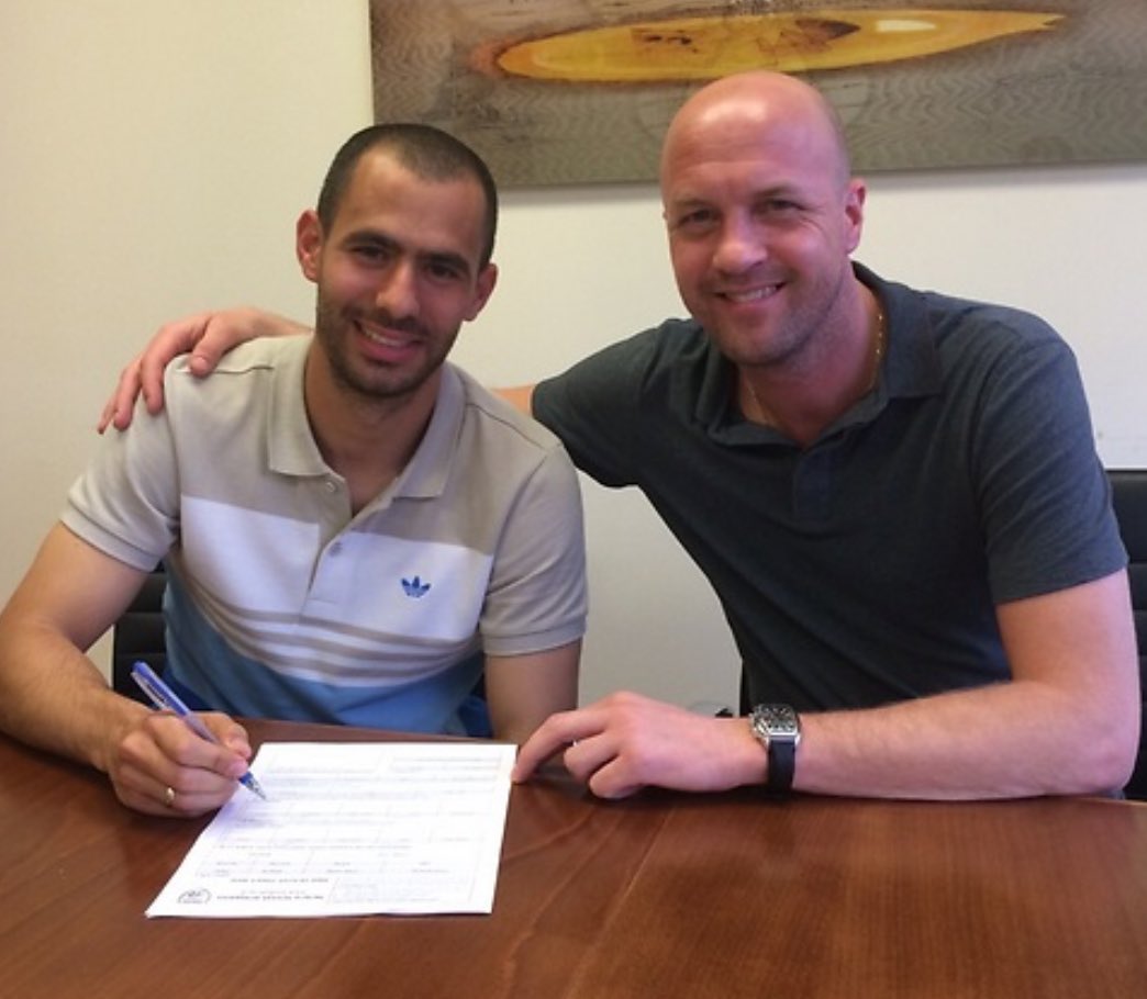 היום לפני 11 שנה.

אחרי 7 וחצי עונות ב-3 קדנציות שונות, מעל 300 הופעות בכל המסגרות, דאבל ועוד 3 גביעים, ליגת האלופות וליגה אירופית, יום אחרי הפסד בדרבי שבו עלה עם סרט הקפטן (!) הוא חתם במכבי.

יותר משזו הייתה מכה מקצועית זו הייתה מכה מנטלית שהתחילה את השנים הרעות, הלוזריות,