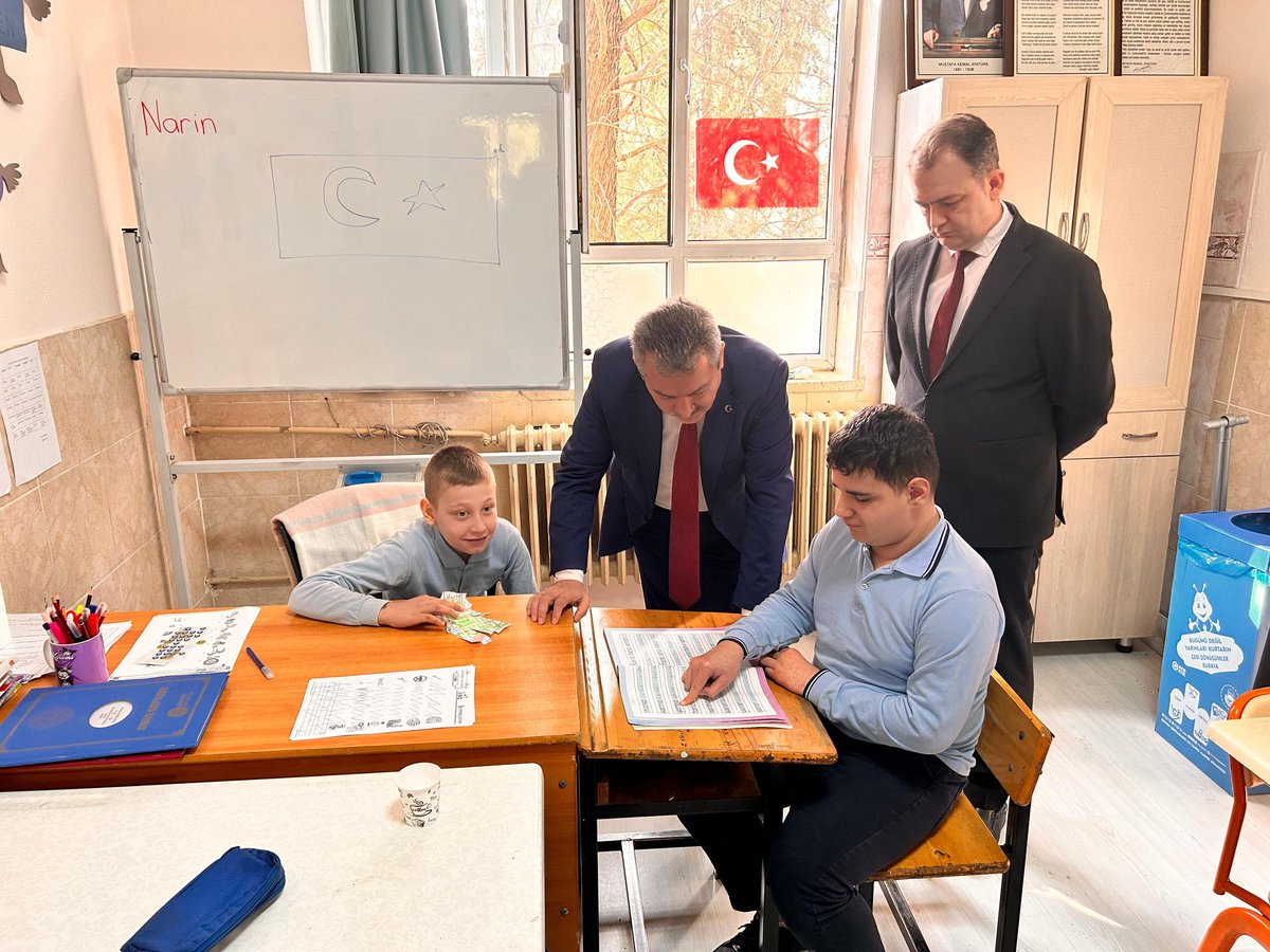 İlçe Millî Eğitim Müdürümüz Halil İbrahim Zengin, Şube Müdürümüz Serkan Çelik ile birlikte Kaşıkçıoğlu Ortaokulunu ziyaret ederek öğretmenlerle bir araya geldi. Özel eğitim sınıfını ziyaret ederek en özel öğrencilerimizle bir araya geldi.
<a href="/halilbrhmzengin/">Halil İbrahim Zengin</a>