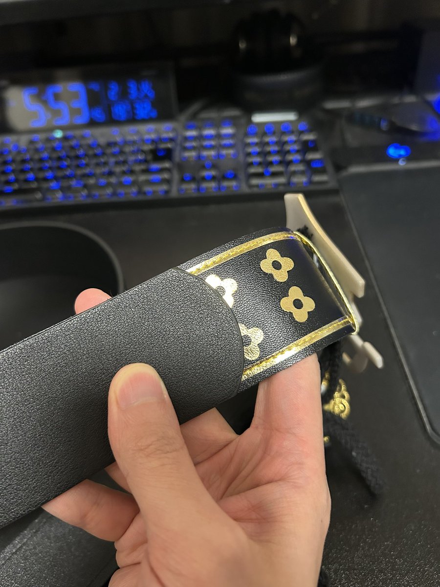 mika_cos's tweet photo. ディルックのベルトがこんなに薄いわけなくない？と思って幅広めのベルト買ったんだけど、サイズぴったりだった！
やっほやっほやっほ https://t.co/OI1eYaDWL4