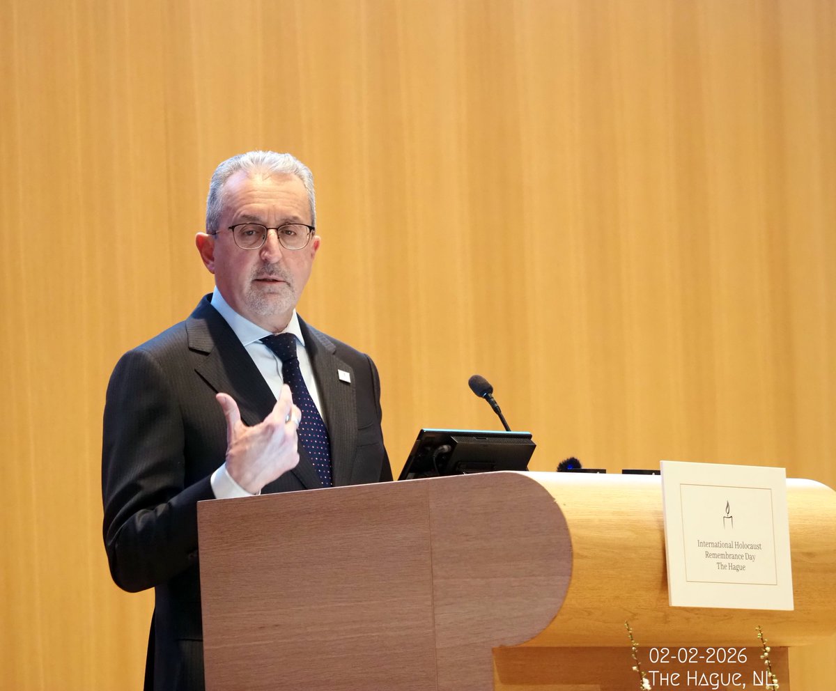 We blikken terug op een emotionele en waardige Holocaust Herdenking in het Vredespaleis.
Ambassadeur Zvi <a href="/vapni/">Amb. Zvi A. Vapni</a>  benadrukte dat vervolging niet begint met deportaties, maar met registratie en stilte. "De Holocaust was ook een juridisch falen, een les die vandaag urgenter is dan