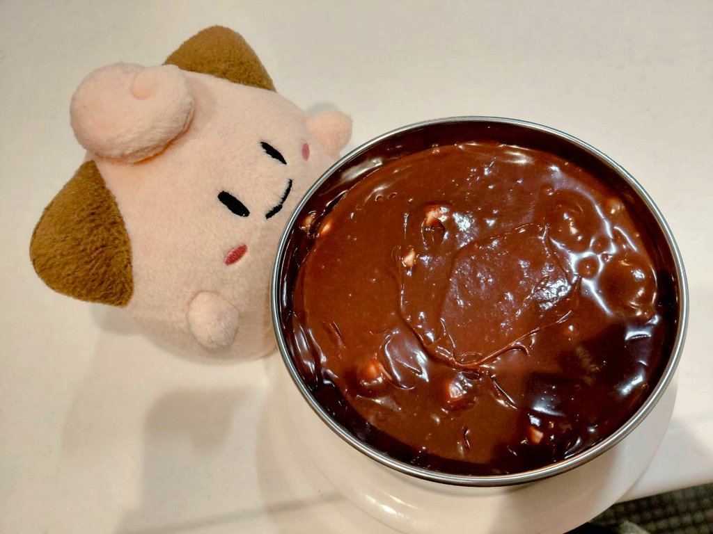 Py_biyori's tweet photo. 気付けば2月になったのでチョコケーキを作りました。
節分の豆代わりにマシュマロを入れました。

ピィ https://t.co/fNEZYFXlSl