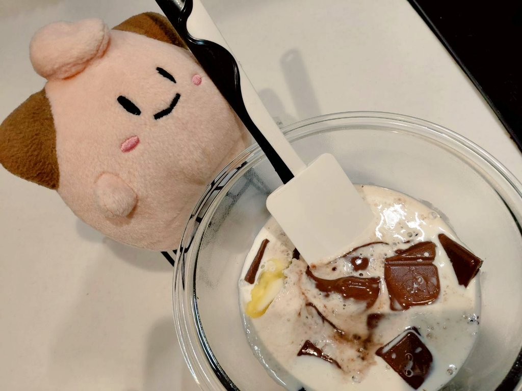 Py_biyori's tweet photo. 気付けば2月になったのでチョコケーキを作りました。
節分の豆代わりにマシュマロを入れました。

ピィ https://t.co/fNEZYFXlSl