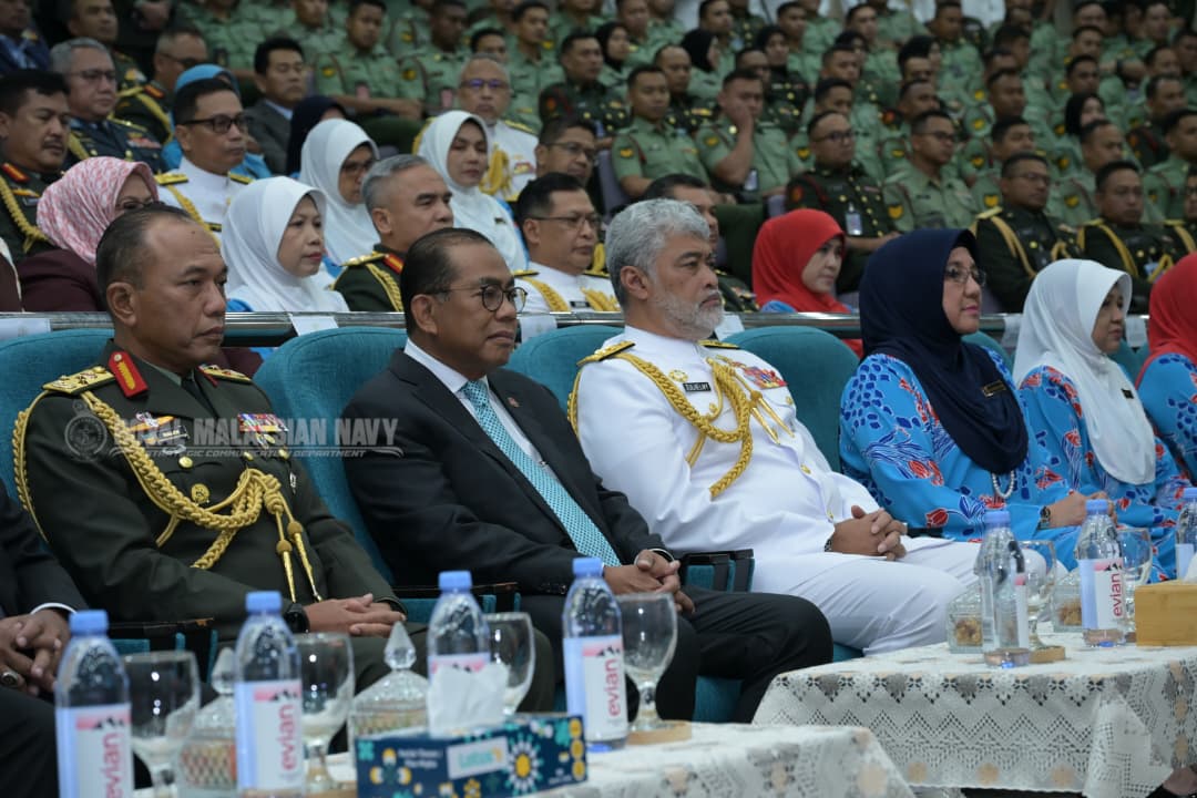 tldm_rasmi's tweet photo. Panglima Tentera Laut, Laksamana Tan Sri (Dr.) Zulhelmy bin Ithnain bersama isteri, Puan Sri Zamzelina binti Ahmad telah hadir bersama warga Navy People ke Majlis Pemakaian Pangkat dan Pelantikan Panglima Angkatan Tentera ke-24 di Auditorium Wisma Pertahanan hari ini.
#MAFUpdate https://t.co/M2kxQC36DR