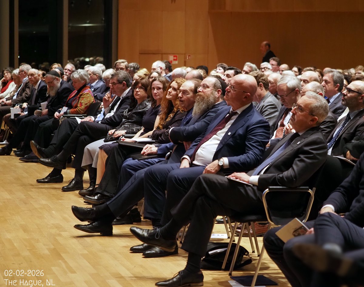 Tijdens de herdenking sprak prof. dr. Dineke de Groot, president van de Hoge Raad, over hoe juridische uitsluiting stap voor stap werd genormaliseerd, lang vóór het geweld begon. Dr. ir. Ronald E. Waterman deelde zijn getuigenis als kind en overlevende van Westerbork en