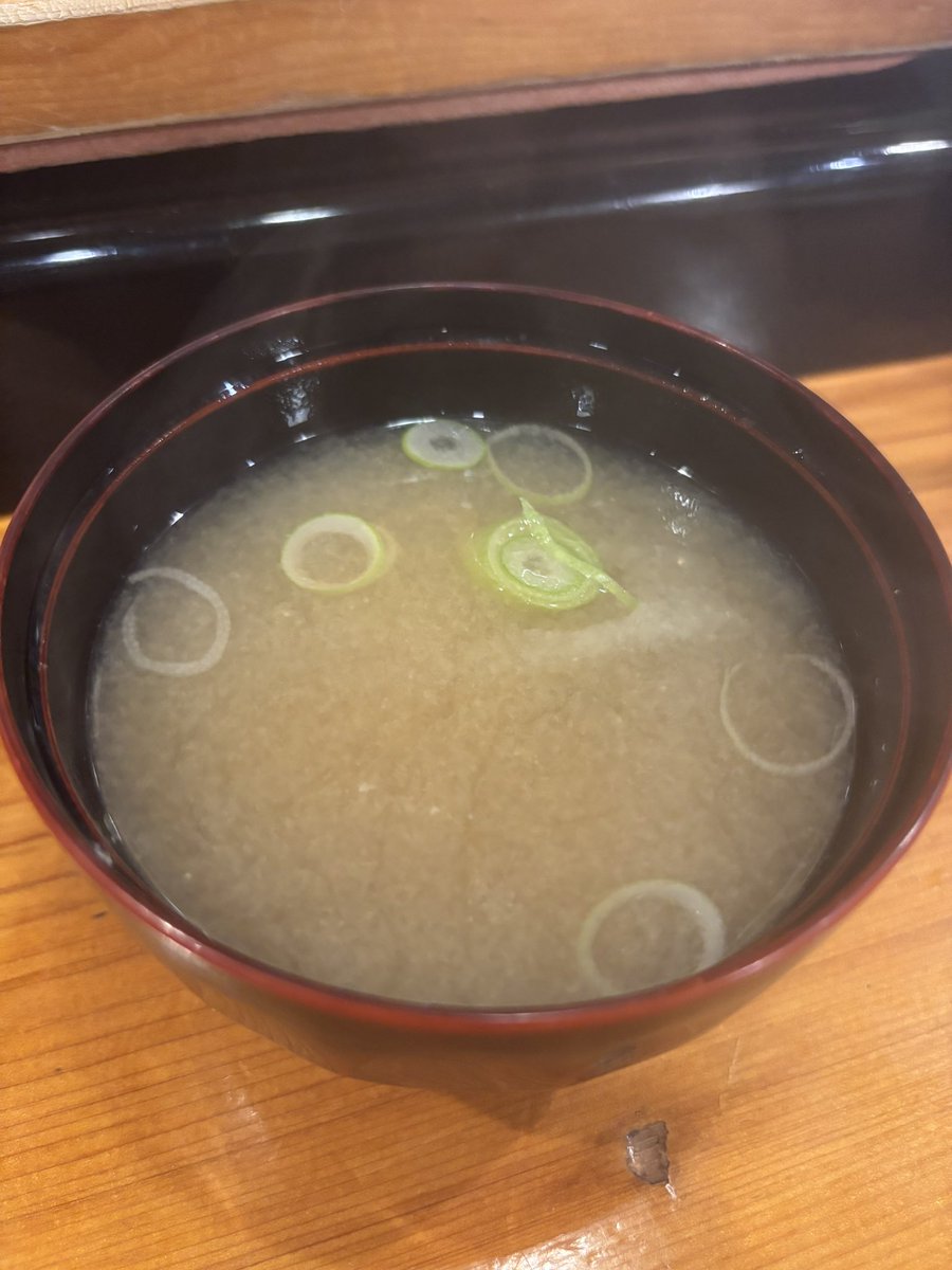 シジミの味噌汁でフィニッシュ
最後に味噌汁が来るとおちつく。
蜆の滋味が沁みる。（韻踏んでみた）
あとやっぱ、寿司屋のお茶は美味い✨
