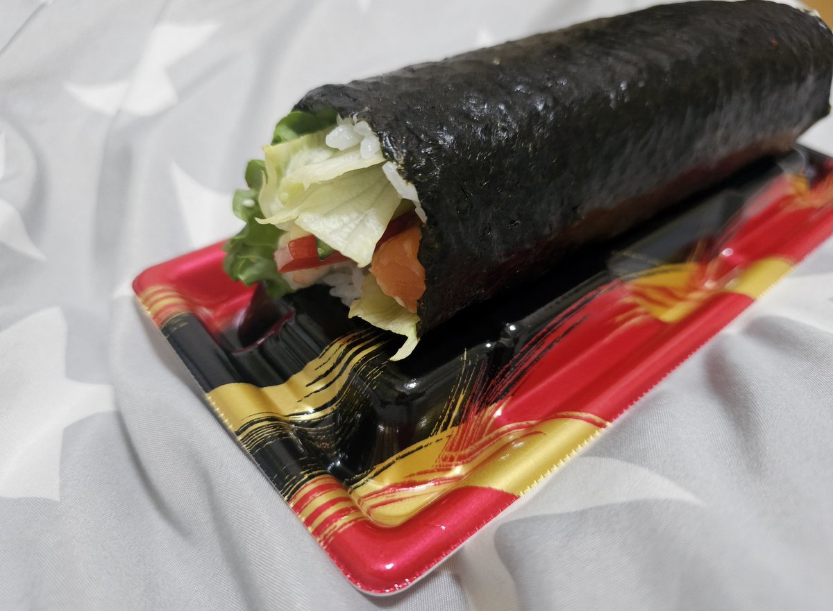 スーパーのアボカドサーモンのラスイチとってきた！
ずっと今日まで恵方巻きは食べ終わるまで息したらだめな食べ物だと思ってた( '-'  )
東西南北わからない民なので会社の人に家まで送って貰ってどっちむいたらいいっておしえてもらったし今年は完璧や✨