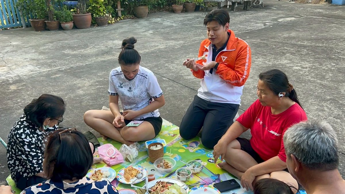 งื้อๆ อร่อยมากครับ~
เเม่ๆครับมันคืออะไรครับ
ผมไม่เคยกินมาก่อน
ชี้ไปที่ห่อหมก🦉😹