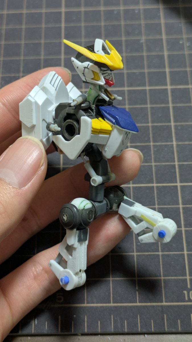 Riyo_0705's tweet photo. HGで設定画準拠ガンダム・フレーム
製作中！
仕事と勉強の合間にチマチマ作ってるから超スローペースだけどカタチになってきてる！
コックピットと膝のシリンダーはとりあえず完成！
#ガンダムフレーム
#ガンプラ https://t.co/aSVzndDkwX