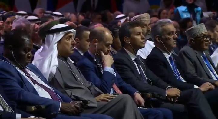 HornD_Arabic's tweet photo. يشارك رئيس جمهورية #صوماليلاند، عبد الرحمن محمد عبد الله (عرّو)، في القمة العالمية للحكومات ٢٠٢٦ التي تستضيفها دولة #الإمارات العربية المتحدة، في إطار تحرّك دبلوماسي يركّز على التعاون والاستثمار — وليس المساعدات.
وتجمع قمة هذا العام أكثر من ٣٥ رئيس دولة وحكومة، ووفودًا من أكثر من ١٥٠ دولة، ونحو ٥٠٠ وزير، إلى جانب مؤسسات دولية وقادة قطاعات الأعمال العالمية. وتأتي مشاركة صوماليلاند وفق بروتوكول متكافئ مع قادة العالم لتؤكد تنامي حضورها الدولي، وتوفّر منصة محورية لدفع الاعتراف الدولي وتعزيز شراكات الاستثمار الاستراتيجي، خصوصًا مع الشركاء الإقليميين والدوليين في دولة الإمارات.
وتأتي هذه المشاركة امتدادًا لحضور الرئيس عرّو الأخير في دافوس، حيث التقى رؤساء دول وقادة أعمال عالميين للترويج لأجندة صوماليلاند الاقتصادية والدبلوماسية وترسيخ موقعها كشريك موثوق في الاستقرار والتنمية.