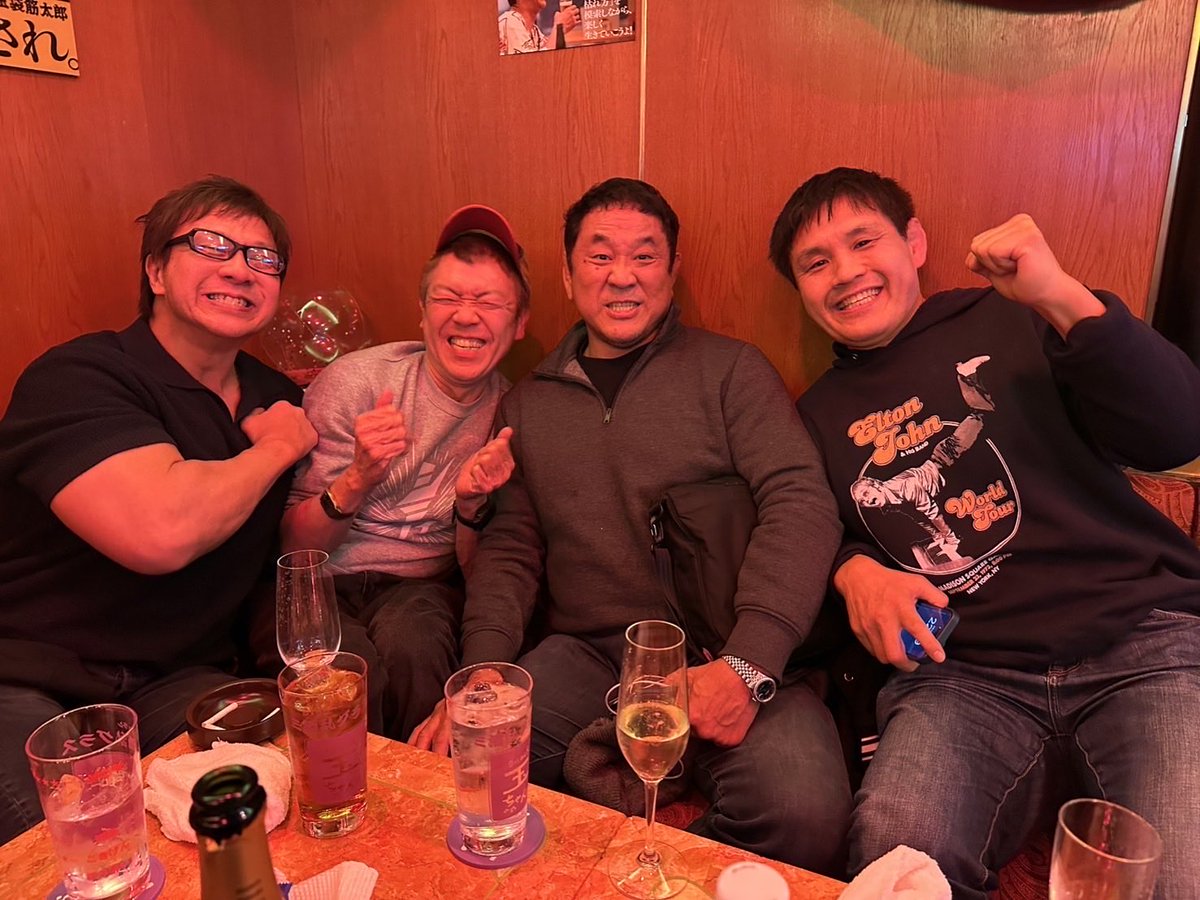 十代の頃に出会った小島聡選手。
新日本プロレス一応同期、、の予定だったんですね。何十年の時を経てまさかの再会。菊田選手はあれから頑張ったと言ってくれて嬉しかったし、本当に器が大きい人。紙プロでは色々あったけど、こうして今有り難い。ちなみに永田さんとは初対面。玉さんのお陰でいい夜に