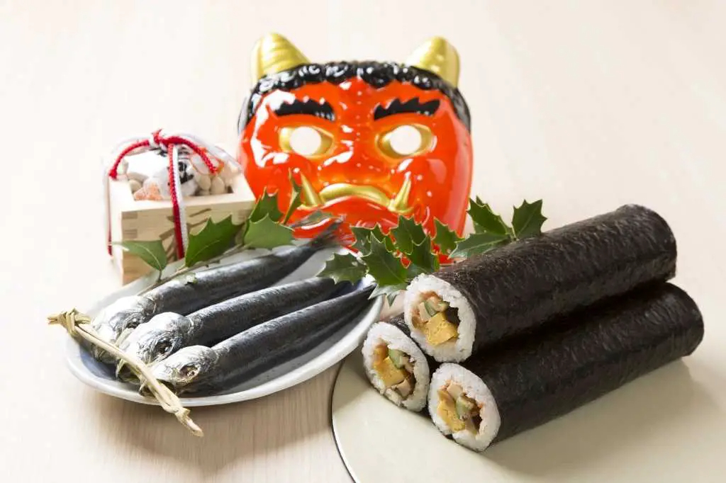 Gritad todos con nosotros: «Oni wa soto! Fuku wa uchi!» (¡Fuera los demonios! ¡Que entre la fortuna!) porque hoy en Japón se celebra Setsubun. Os contamos qué tienen en común los ogros 👹, los rollos maki 🍱 y las sardinas 🐟 en este artículo: japonismo.com/blog/setsubun-…