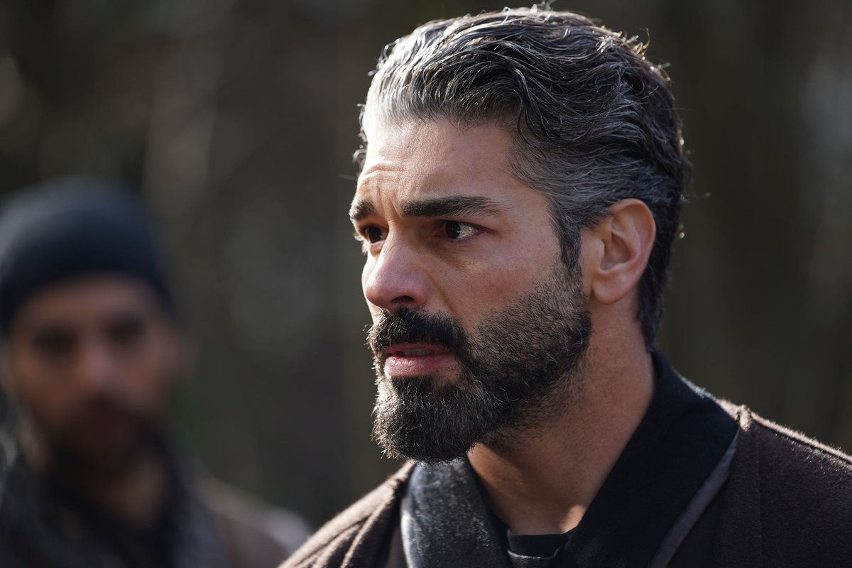 Bu adam ne tür bir kötülük yaptı da, bu büyük yıkımı hak etmiş olabilir? Flavius resmen tanınmaz hale gelmiş ve adeta bir enkaza dönüşmüş durumda. Fatma'nın Yiğit'le evlilik yoluna girmesi, olmadı be... Yazık ya... 😭

#KuruluşOrhan
#FatVius
#ŞükrüÖzyıldız