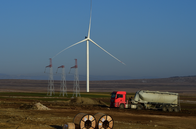 CQ_Liangjiang's tweet image. Chinese wind turbine maker Goldwind has installed the first turbine at the Ruisi #WindPower Project in #Georgia. 

As Georgia’s largest single wind power project to date 🏗️, it will annually generate #cleanpower🔋 equivalent to the power needs of 200,000+ homes 🏠. 

📷 Xinhua