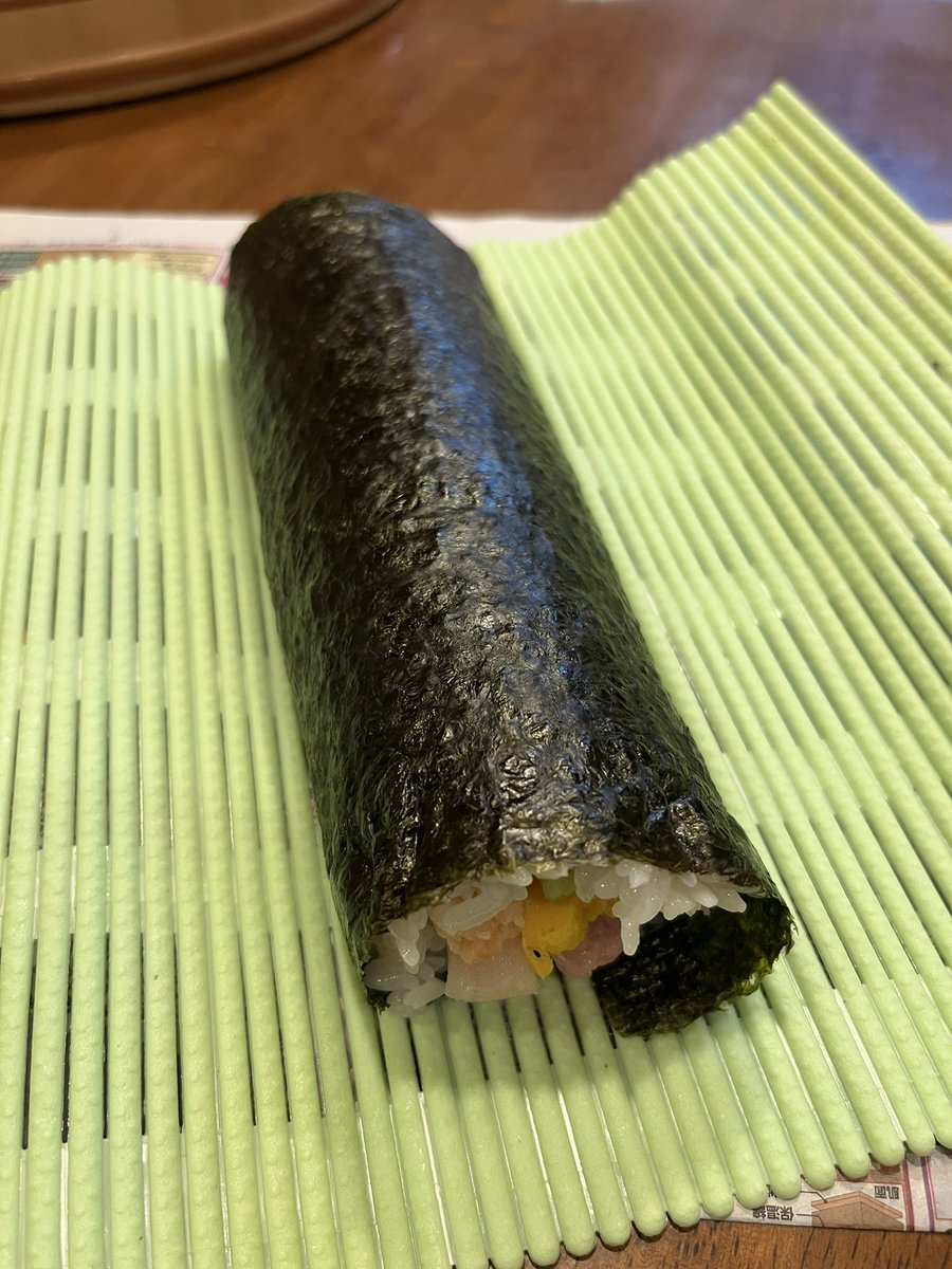 普段お菓子ばっかり作ってる娘に、
恵方巻きを巻かせてみた！

(酢飯と具はわたしが用意した)

なんで！斜めに！巻くねん！？
母娘でむせるほど笑った🤣🤣🤣