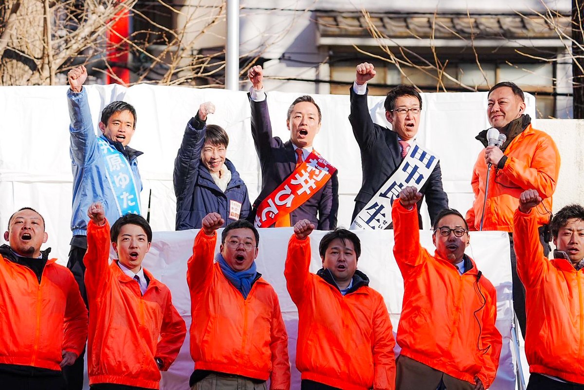 muraihideki's tweet photo. ＜選挙戦8日目／北浦和公園 街頭演説会（応援弁士：#高市早苗総理）＞
本日、北浦和公園にて街頭演説会を行いました。
寒さの中、本当に多くの皆さまにお集まりいただき、心から感謝申し上げます。
本日は、高市早苗総理に、応援に駆けつけていただきました。
この北浦和公園で、現職総理をお迎えして街頭演説会が行われるのは、
1974年に田中角栄総理をお迎えして以来、52年ぶり。
その歴史ある場所で、
高市総理と並び、
国の進むべき道、そして政治の責任について、
同じ思いを共有できたことは、私にとって忘れ得ぬ時間となりました。
高市総理は、
私に対する温かいメッセージと共に、
物価高から国民の暮らしを守ること、
日本が再び力強く成長するための経済政策を、
強い覚悟をもって語られました。
私はこの13年間、
官邸では、幅広い政策を企画立案し、
国会では、運営の責任者として、政策を実現することにこだわって働いてきました。
今日、集まってくださった皆さまの熱気と、
高市総理の揺るぎない決意に触れ、
改めて、背負う責任の重さと、前に進む覚悟を胸に刻みました。
この国の未来のために。
地元さいたまのために。
最後まで、全力で働いて参ります。