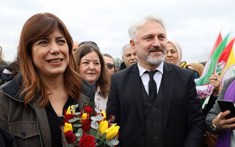 DEM Parti'nin açıklamasına göre, çok sayıda siyasetçi, sendikacı ve gazeteci gözaltına alındı.

Operasyon 22 ilde aynı anda gerçekleşti ve terör örgütü MLKP'ye yönelik yürütüldü.

Toplam 96 şüpheli gözaltına alınırken, operasyonlarda Ezilenlerin Sosyalist Partisi'ne de operasyon