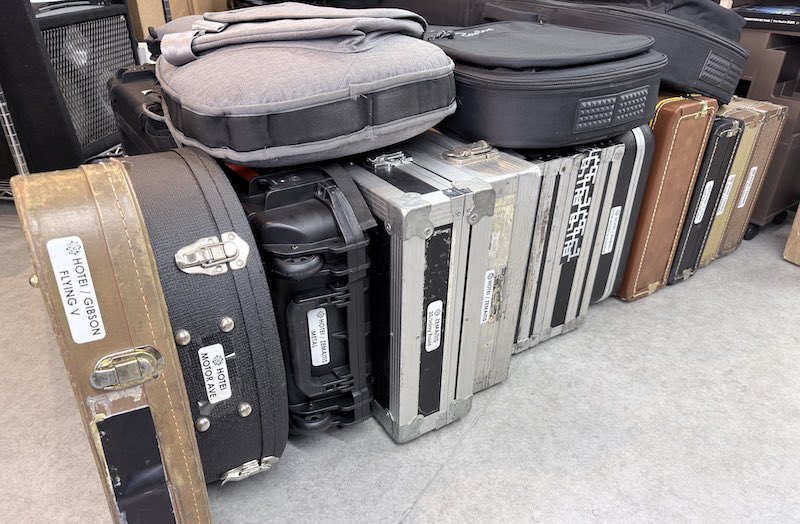 haribowy's tweet photo. 大活躍したギター達がメンテナンスで入ってきた

HOTEIさんBANDの皆様ファンの皆様HOTEI組のスタッフの皆様にも大きな拍手だけどトラブルなく頑張ったこのギター達にも大きな拍手を送りたい！ https://t.co/gxLqG7emFU