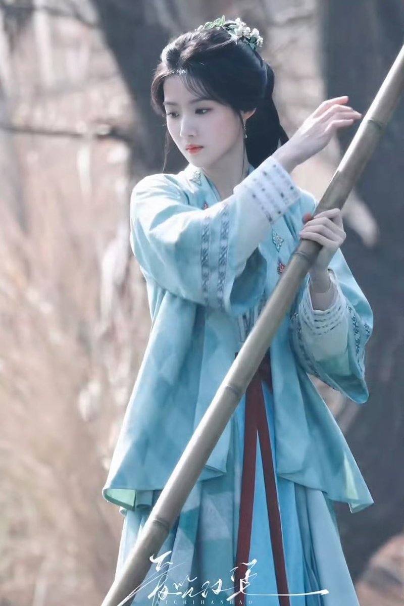 Nanyi's look, aura, and face are simply insane and surreal, and the hanfu suit her perfectly. And yet there are still people who say that Lu Yuxiao's beauty is average.

#LuYuxiao #卢昱晓 
#DancingWithTheTide