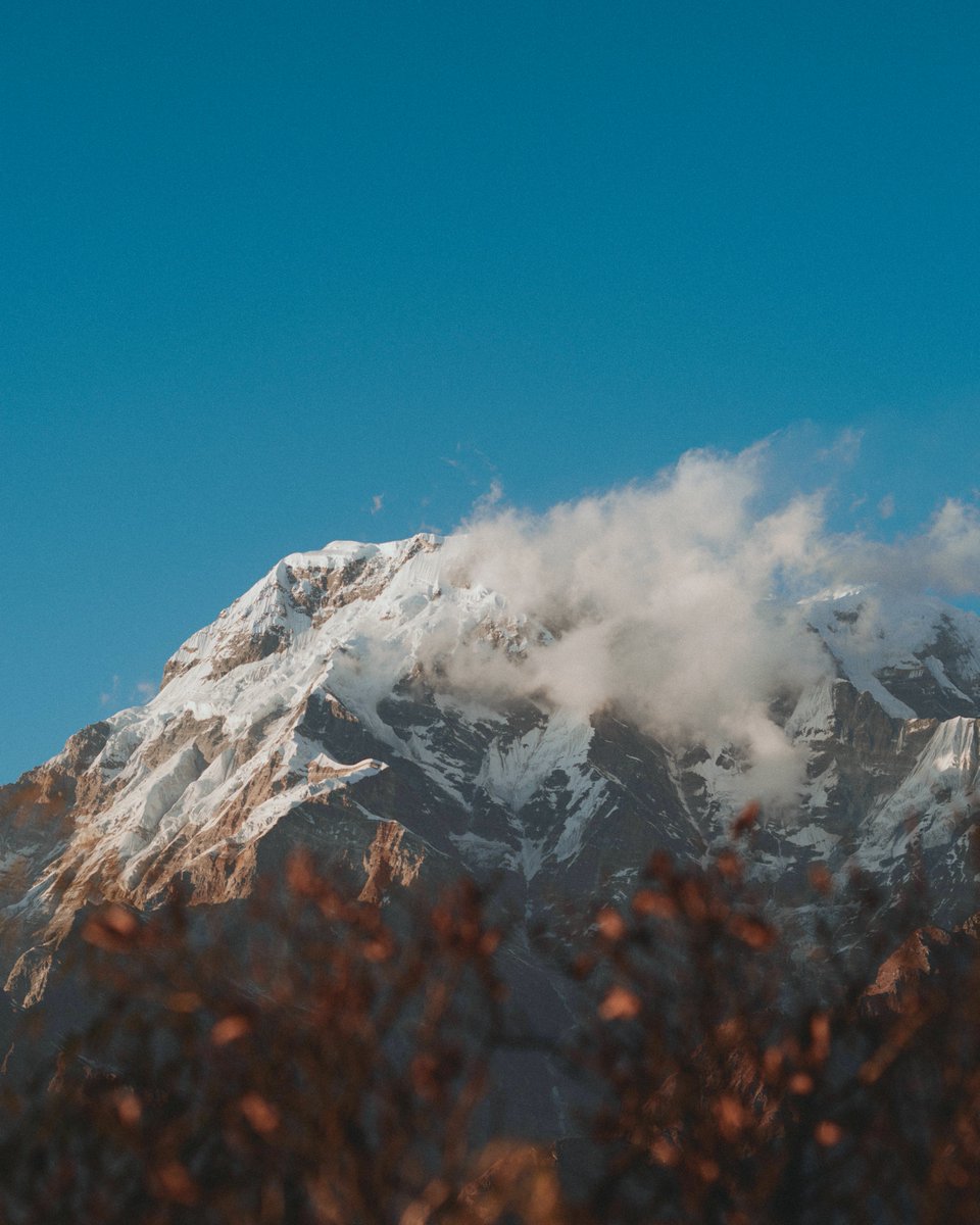 7shikiwakko's tweet image. 一度"果て"までいかないと判断できないことばかりが頭に立ち昇っていた。
これまでの旅行がどうにもパッとしないのか、日常のように小さく旅をすることは本当に果てで見る絶景に匹敵するのか、僕はどこまで行けるのか、何故何を見ても上手く奮い立たないのか。…