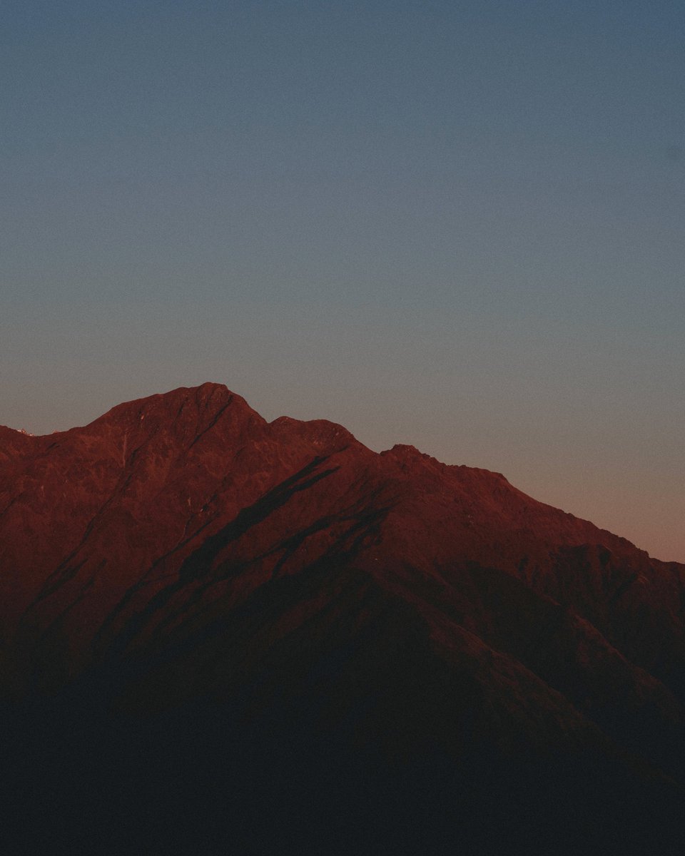 7shikiwakko's tweet image. 一度"果て"までいかないと判断できないことばかりが頭に立ち昇っていた。
これまでの旅行がどうにもパッとしないのか、日常のように小さく旅をすることは本当に果てで見る絶景に匹敵するのか、僕はどこまで行けるのか、何故何を見ても上手く奮い立たないのか。…