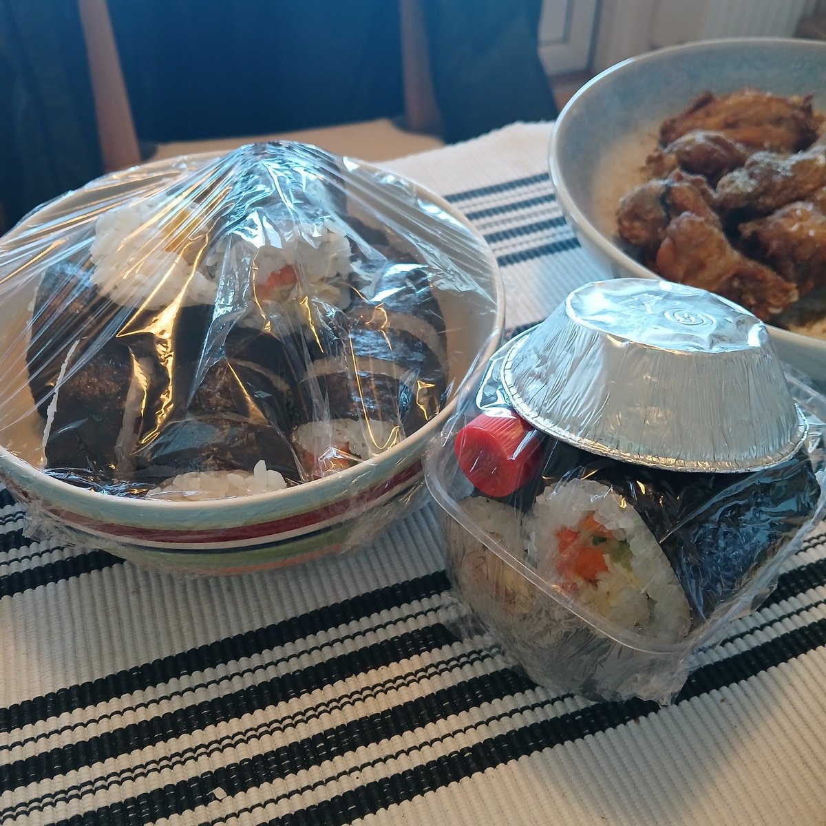 Tsuruka's tweet image. 節分👹
細やかに気分に乗ってみる。
晩のシフト勤務なので朝のうちに巻く。
恵方巻のお弁当を娘に作って、お友達の恵方巻もこさえて、娘は持っていった(数学の学校が始まった)。中身はほんとマジの有り合わせで、胡瓜と人参の千切りと金糸玉子。
画像は諸々の残り。
義母にも巻き寿司配る☺️