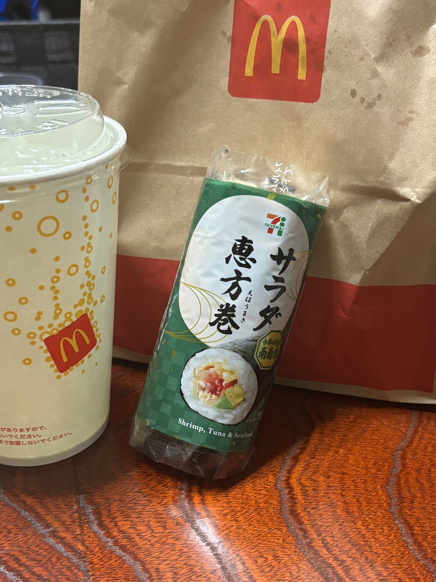 Dig742's tweet photo. 夜は適当に食べてと言われ
(…久し振りにマックやな)

帰り道に節分の広告を見る
(あ〜、そんな時期かぁ…)

(  ᐛ )ﾊﾞﾅﾅ←イマココ https://t.co/yMvEWu5sMv