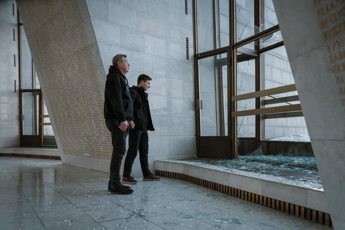 Maks_NAFO_FELLA's tweet image. ❗️Damaged skyscraper in the Shevchenkivskyi district of Kyiv. A fire broke out in a high-rise building on the upper floors of a 22-story building as a result of the Russian attack.

🛡️ Russia also damaged the museum of the "Motherland" monument in Kyiv.