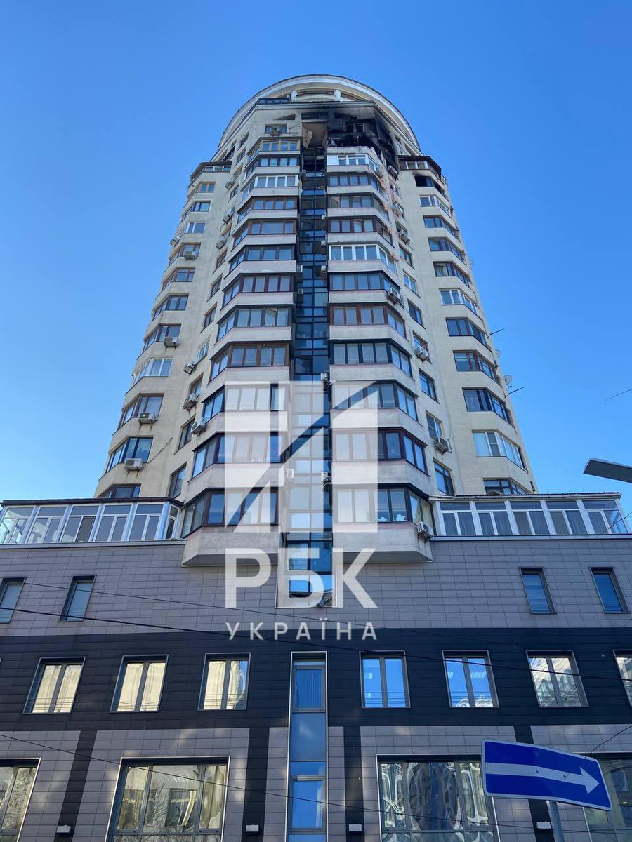 Maks_NAFO_FELLA's tweet image. ❗️Damaged skyscraper in the Shevchenkivskyi district of Kyiv. A fire broke out in a high-rise building on the upper floors of a 22-story building as a result of the Russian attack.

🛡️ Russia also damaged the museum of the "Motherland" monument in Kyiv.