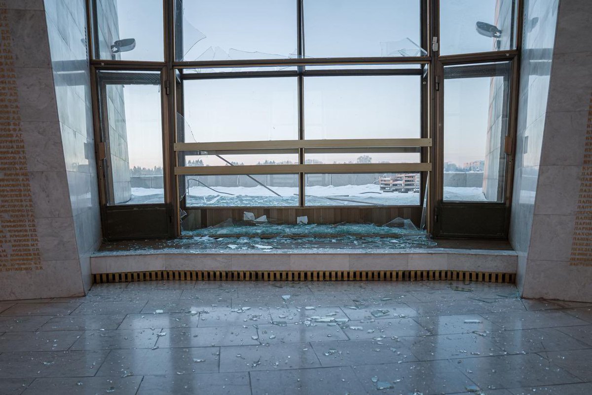 Maks_NAFO_FELLA's tweet image. ❗️Damaged skyscraper in the Shevchenkivskyi district of Kyiv. A fire broke out in a high-rise building on the upper floors of a 22-story building as a result of the Russian attack.

🛡️ Russia also damaged the museum of the "Motherland" monument in Kyiv.