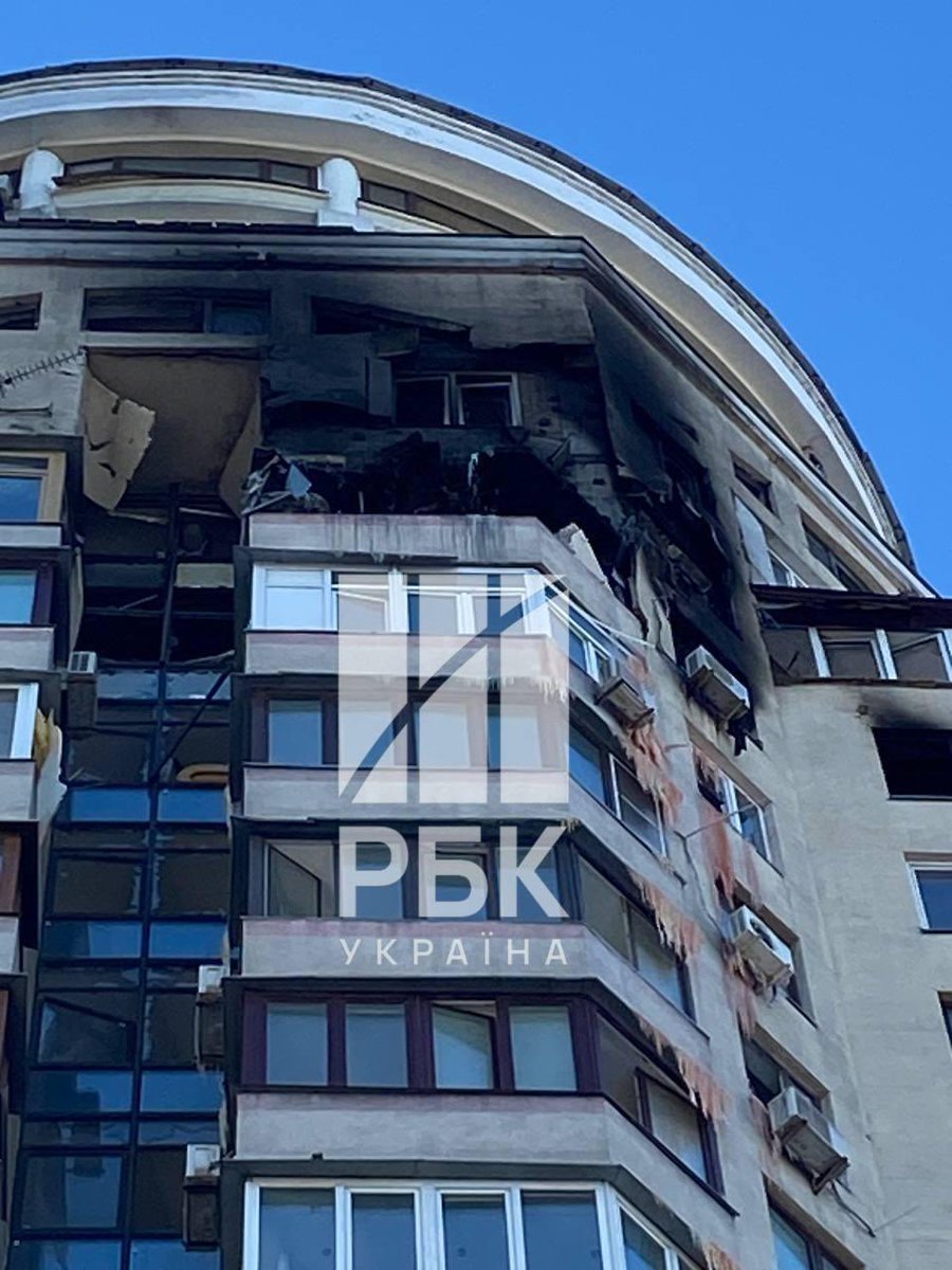 Maks_NAFO_FELLA's tweet image. ❗️Damaged skyscraper in the Shevchenkivskyi district of Kyiv. A fire broke out in a high-rise building on the upper floors of a 22-story building as a result of the Russian attack.

🛡️ Russia also damaged the museum of the "Motherland" monument in Kyiv.