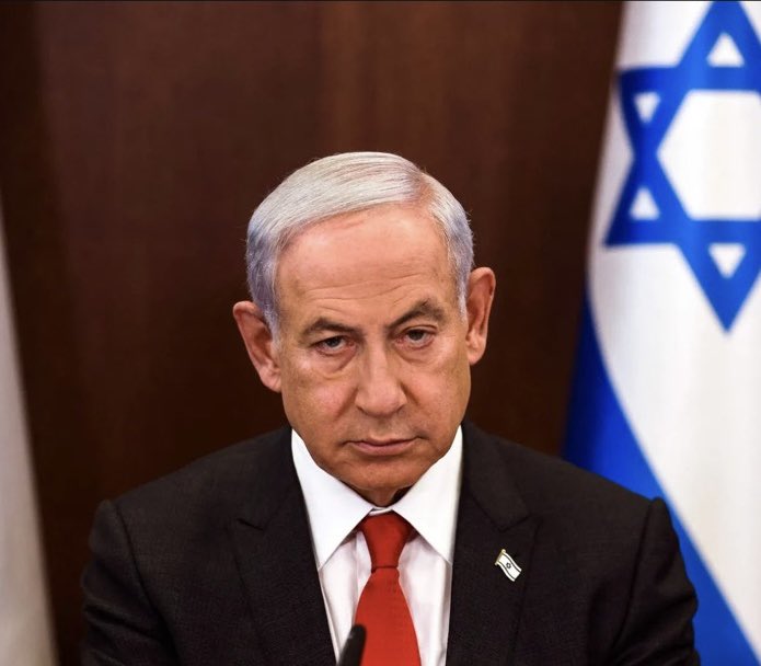Israël a publiquement rejeté le logo du comité censé administrer Gaza, estimant qu’il ne lui convenait pas, et a immédiatement posé ses conditions : aucun symbole palestinien officiel, aucune implication de l’Autorité palestinienne.

Le communiqué du bureau de Benjamin Netanyahu