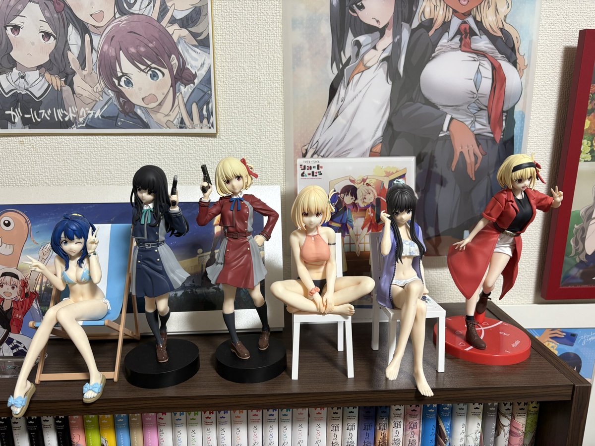 MusukaA's tweet photo. NIKKEをやってる指揮官がどんどんリコリコ履修していっててまじで嬉しい。
リコリコ推しの俺としてはこれを機にどんどんリコリコ沼にハマってほしいね🥰
アニメを見終わったらショートムービーも見るんだ！
そしてグッズも買おうね👍
これは俺の部屋にあるリコリコグッズたち
#NIKKExリコリコ https://t.co/WLNxCojmuW