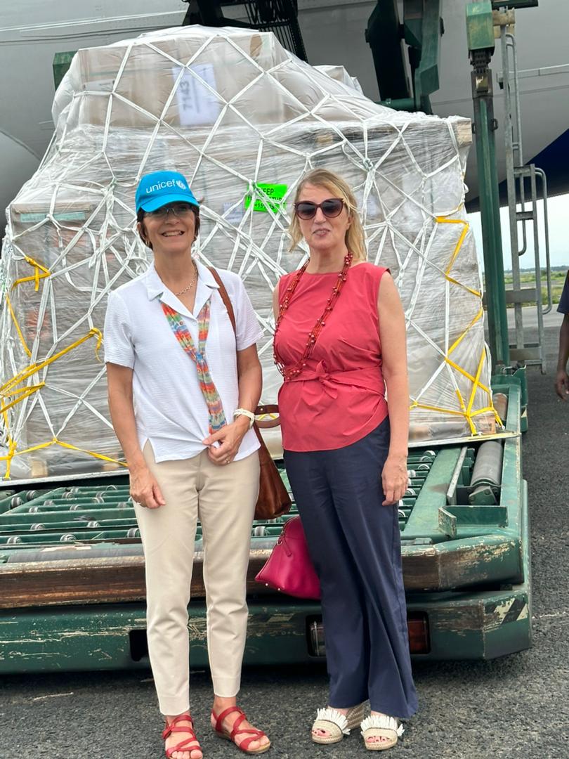 UEauBurundi's tweet photo. 🛩️Une nouvelle livraison humanitaire est arrivée au #Burundi grâce à un 2ᵉ pont aérien de l'#UE/#ECHO!
Destinée aux réfugiés congolais, cette aide soutient les efforts de @UNICEF_Burundi et @MSF.Elle inclut 1,8T de médicaments apportée par la #France et remise à @croix_rougebdi https://t.co/GA852gVAux