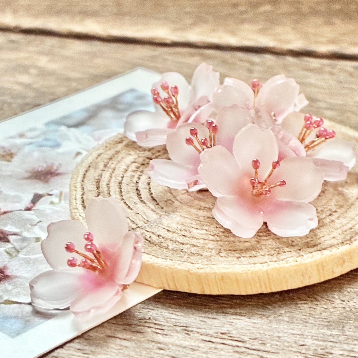 tikyuuya46's tweet photo. レジンで制作した桜

まだまだコツが掴めずに制作に時間がかかってしまいますが、ひとつひとつ丁寧に仕上げています。

春が待ち遠しいですね🌸

#レジン　#地球屋アクセサリー https://t.co/hqEZXtoBnS