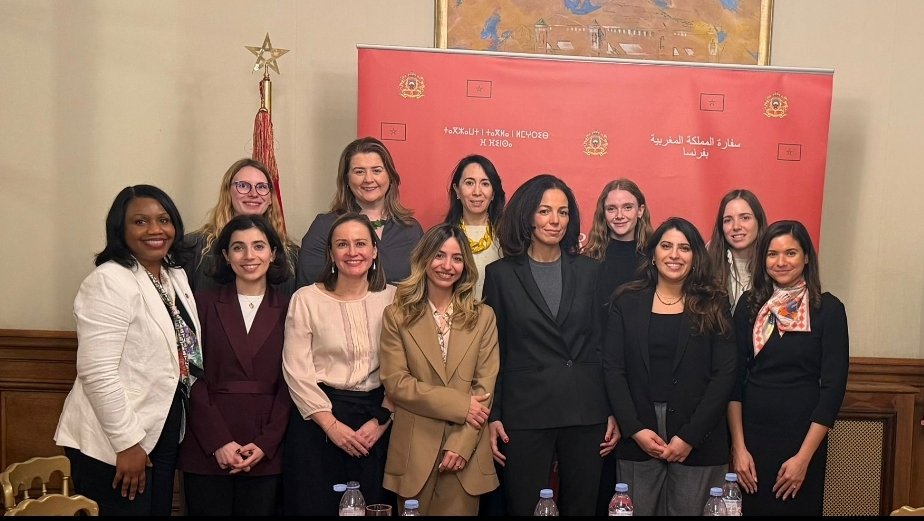 AmbaMarocFrance's tweet photo. À l’Ambassade du #Maroc à #Paris, des #femmes diplomates réunies pour un échange inspirant autour de @GhitaElKhyari, autrice de "La Négociatrice", dont le parcours international remarquable l’a menée, notamment, de la diplomatie marocaine à @UN_Women et à la direction du @wphfund.  
Les échanges lors de cette rencontre, à l'initiative des femmes du service politique de l'Ambassade, dont @YasBenbrahim, ont porté sur son premier roman, le multilatéralisme, les voix et les trajectoires des femmes en diplomatie ainsi que la rencontre entre l’expérience individuelle et l’histoire collective.