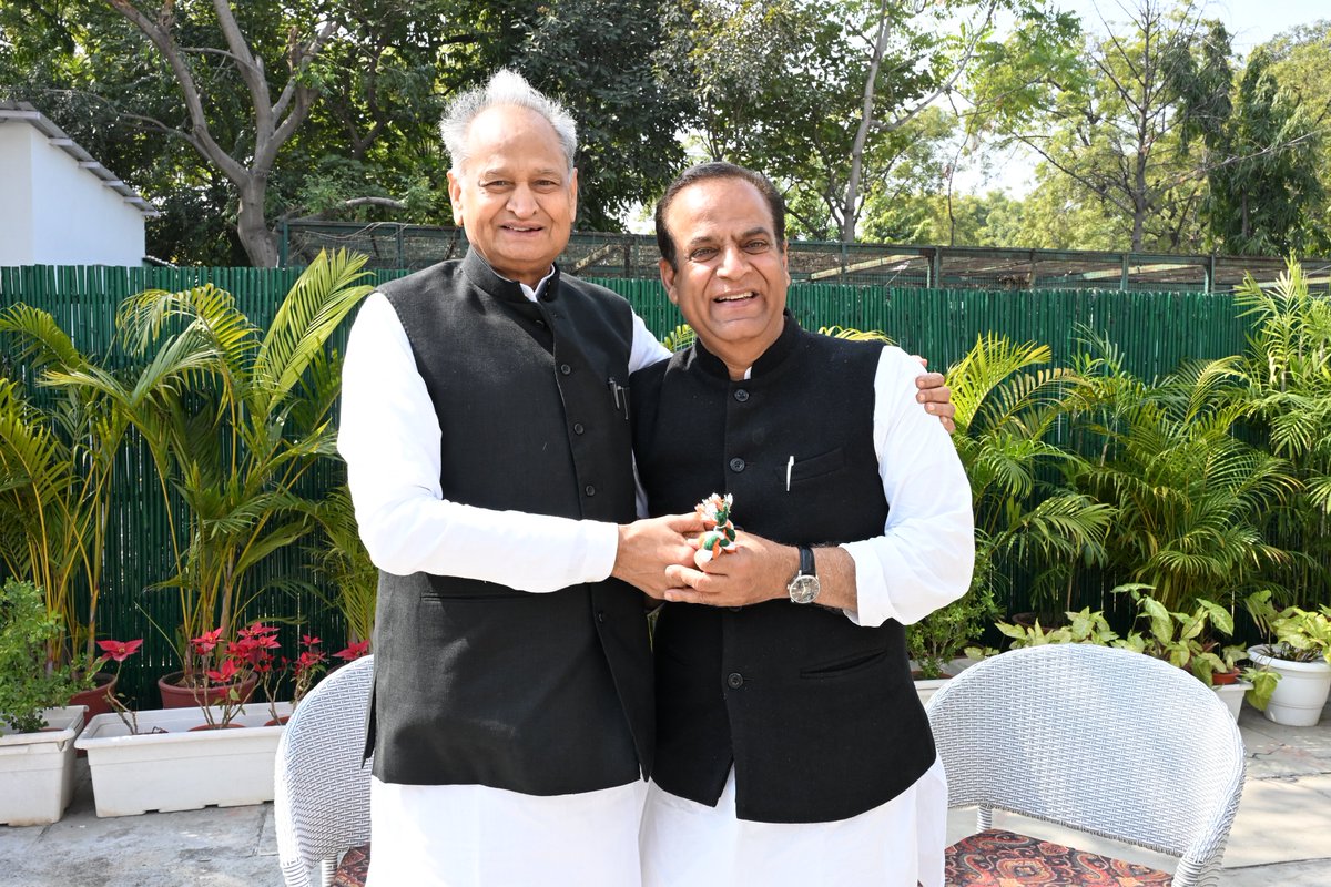 I_SunilSharma's tweet photo. पूर्व मुख्यमंत्री आदरणीय अशोक गहलोत जी मिल कर आशीर्वाद और मार्गदर्शन प्राप्त किया। 

@ashokgehlot51 ji https://t.co/cXF6E9lcIP