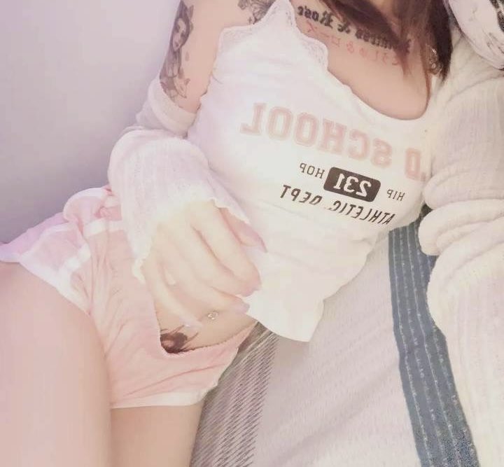 誰現在也懶洋洋的在床上😌