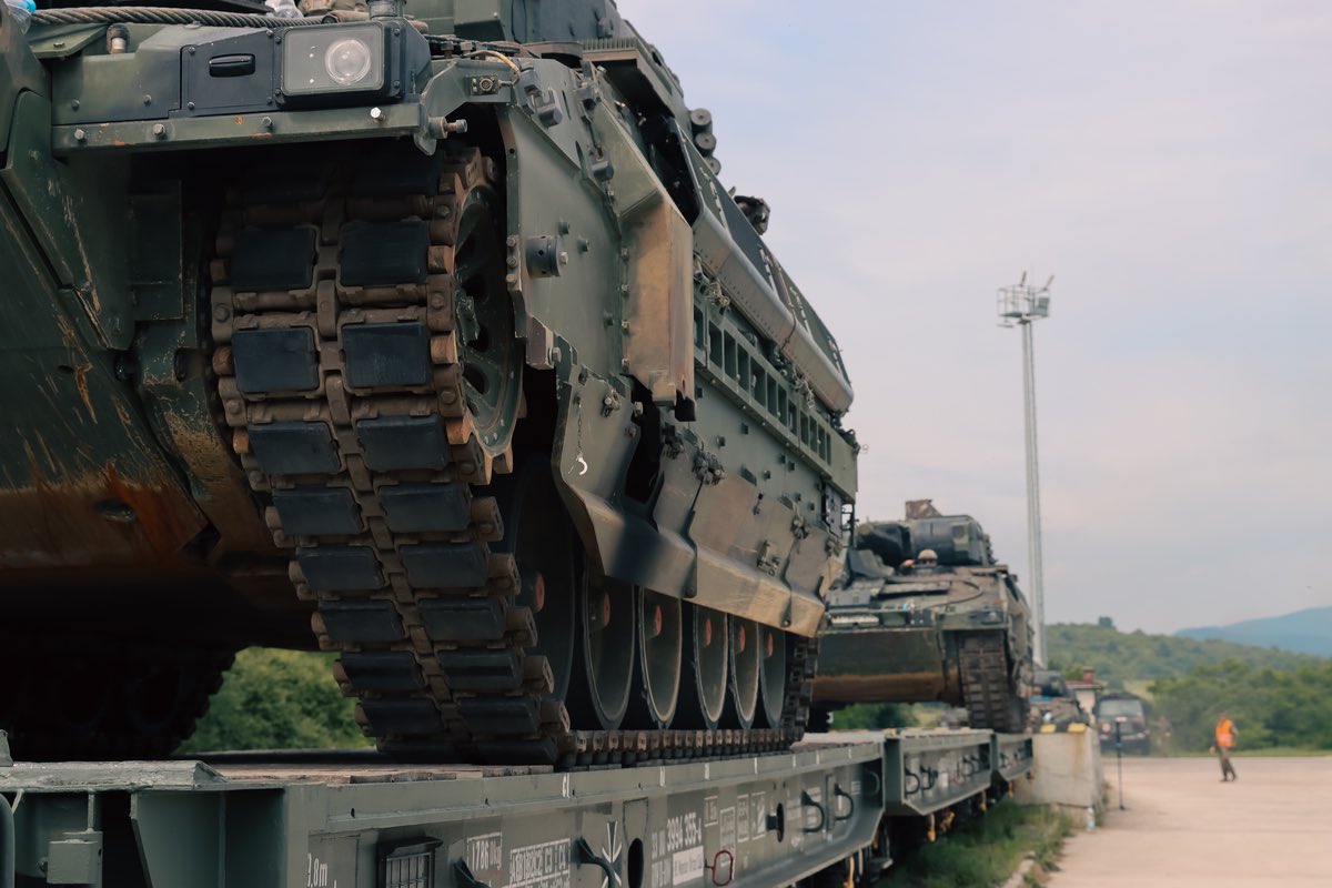 CzDefence's tweet photo. Mobilita vojsk, achillova pata evropské obrany.
Bez schopnosti rychle přesouvat jednotky zůstává i nejlepší armáda zranitelná. Nutnost skutečného odstrašení je teď jasná⤵️
👉 https://t.co/aHhCZZ85uk
#Defense #Mobilita #Odstrašení #EUdefense https://t.co/dS0OwSAlNy