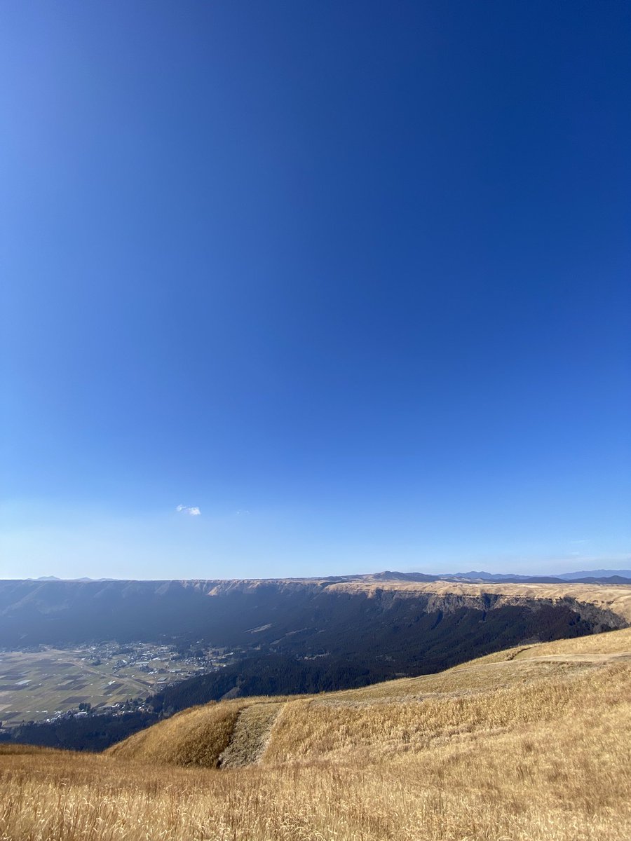 桜島、池田湖のイッシー像 （近くのお土産屋さんにクソデカうなぎが