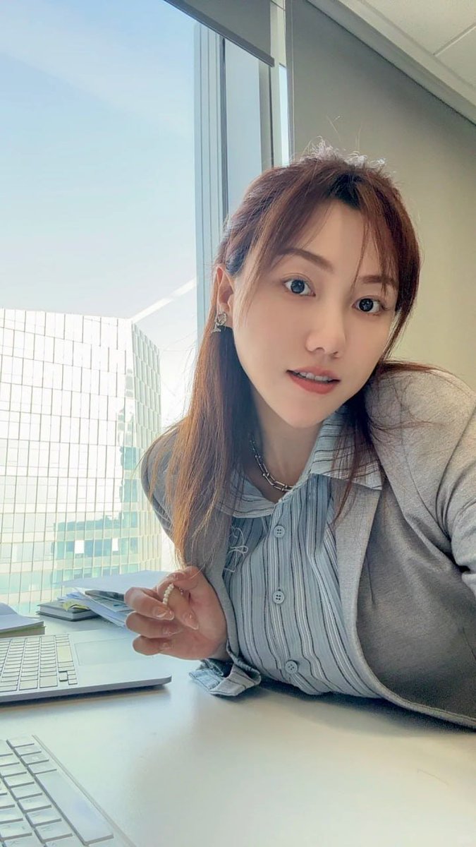 219  在重庆常驻，29岁，是一名金融经理，工作的枯燥，想找新鲜的刺激，要求男士素质斯文一些，24岁以下就不要了，合适的话可以线下长期。#重庆