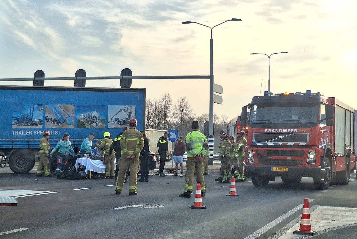 Ongeval tussen vrachtwagen en personenauto op Zutphensestraat, Apeldoorn