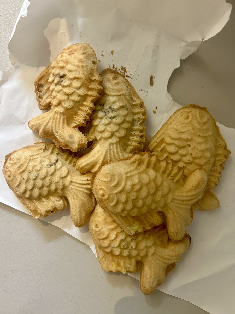 papersalt_'s tweet image. 미끈축축한 잉어빵에 지치셨나요. 바삭바삭 노릇노릇 참붕어가 여기 있습니다. 할아버지께서 정성껏 구워주시고 단팥 5마리 2천원. 슈는 진짜 슈 쓰시고 3마리 2천원.

장충단로6길 장충마트 앞.