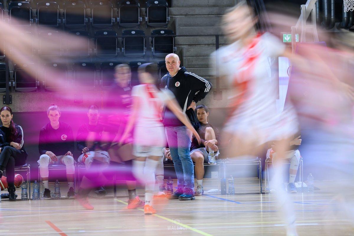 Mimo fotela lidera, w obozie Piotra Zycha nie ma mowy o huraoptymizmie. Szkoleniowiec w rozmowie z <a href="/lodzkips/">Łódzki Portal Sportowy</a> podkreśla, że w niezwykle wyrównanej lidze o końcowym sukcesie zadecyduje chłodna głowa i walka z przeciwnościami losu. Choć zespół boryka się z plagą kontuzji oraz