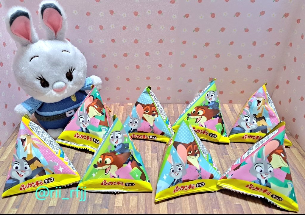 テトラパックのパックンチョ(ズートピア柄)を発見。レジ前にあって会計時に急いで手に取ったので値札を見なかったけど、1個108円もして驚き!!(ホテルで買ったから高めの価格設定なのかも。)
でも可愛いので良い。
偶然だけど、各柄2個ずつあって嬉しい。