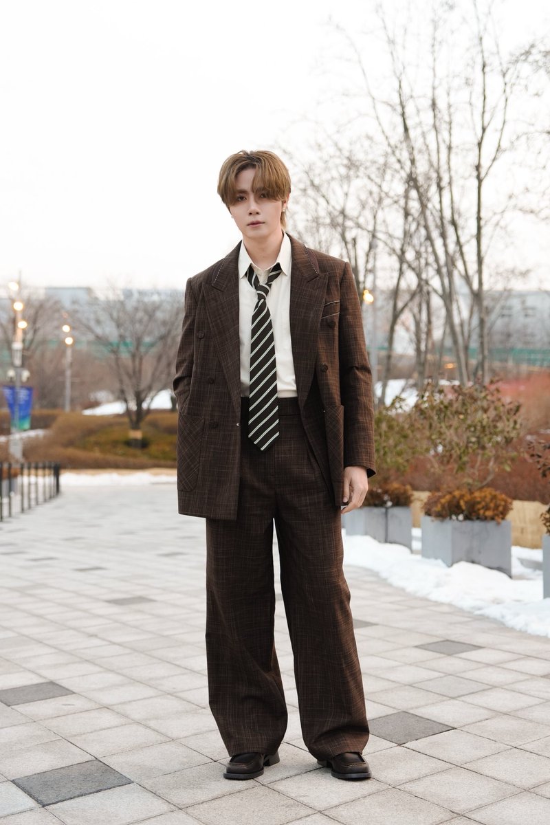DomundiTV's tweet photo. Winter in Seoul just got a lot warmer. 🍂

"Zee" @zee_pruk defines modern elegance in a tailored brown ensemble for the “MÜNN 2026FW collection.”

#MÜNNXZeePruk
#SeoulFashionWeek https://t.co/pL99g5acZh