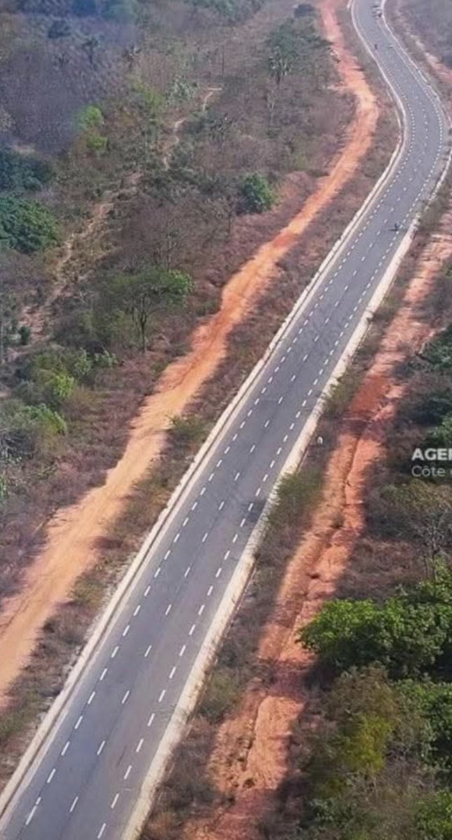 L’axe Dabakala-Kong 🇨🇮 : un souffle nouveau pour le Grand Nord
🔹 120 km bitumés entre Hambol et Tchologo
🔹 Moins de pertes pour l’anacarde, coton et igname
🔹 Meilleure sécurité et accès aux soins
🔹 Kong, ville historique, désormais à portée de main