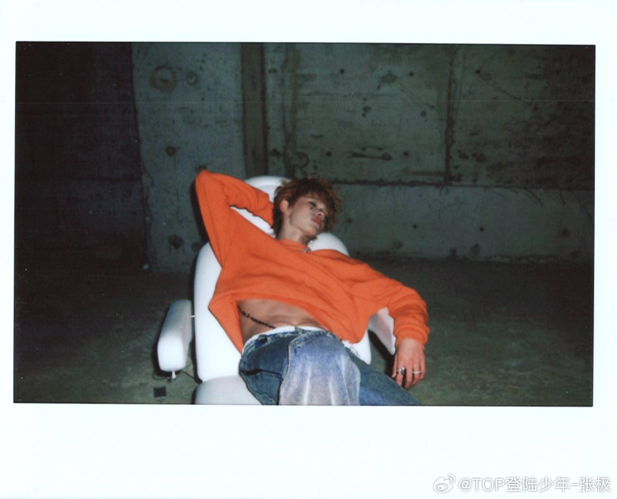 เบื้องหน้า                                      เบื้องหลัง

แต่ถ้าไม่รู้ว่ามีท่าโพสงี้จริงจะนึกว่าน้องจี๋ผลอยหลับเพราะเหนื่อยเกิน🥹