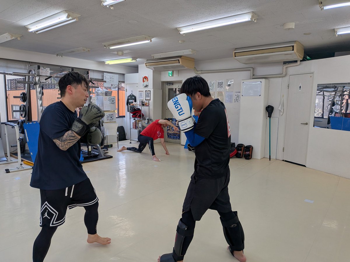 J_AUTO_TAXI's tweet photo. 今日はムエタイミット🥊
マススパーリングで終了‼️
#GRABAKA
#グラバカ
#菊田早苗 https://t.co/6ziAe9JRD3